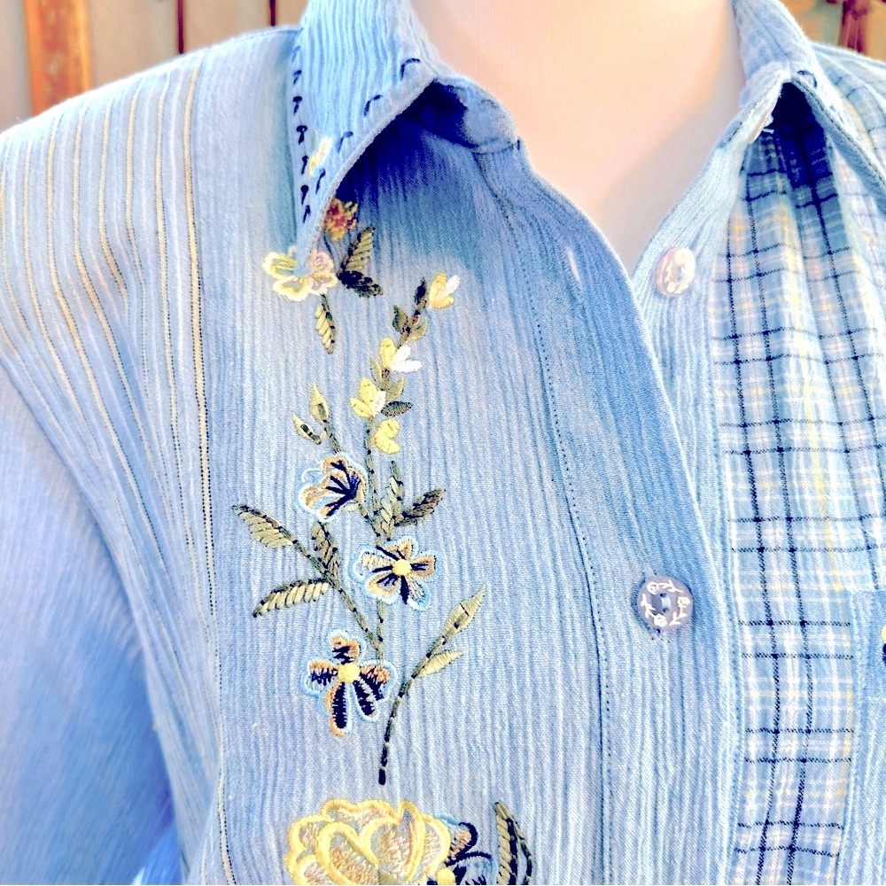 Vintage Napa Valley Denim Blue Floral Embroidered Crinkle Gauze Button Up Top -M - Picture 15 of 16